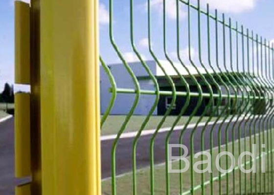 Euro structure simple soudée enduite par PVC de grillage de garde en forme de V pour la nouvelle ferme de modèle