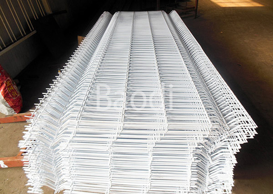 La barrière blanche antirouille de maillage de soudure/a soudé le grillage clôturant avec le courrier de pêche