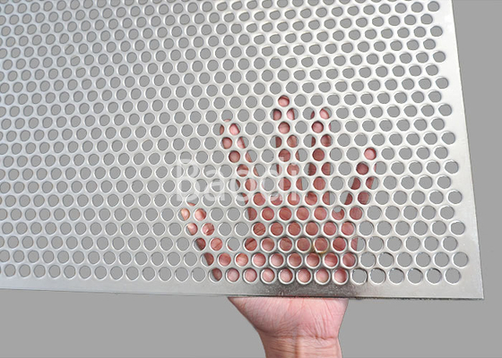 L'acier inoxydable 316L a perforé la feuille inoxydable avec bouleversé autour des trous
