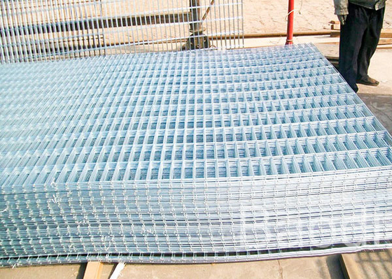 Le grillage soudé galvanisé lambrisse la longueur de 0,5 - 6 M avec des grilles rectangulaires