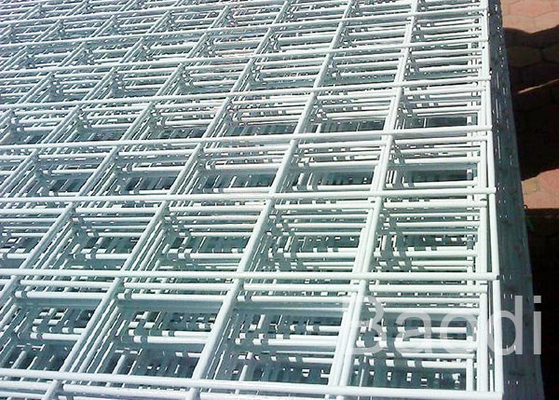 Le grillage soudé galvanisé lambrisse la longueur de 0,5 - 6 M avec des grilles rectangulaires