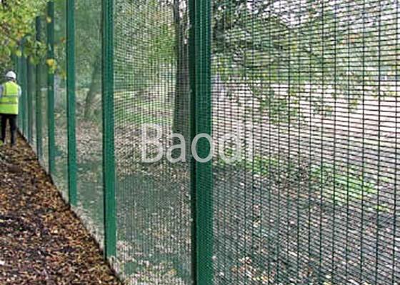 Le PVC vert a enduit l'anti montée clôturant des panneaux de la maille ouvrant 3" le × 0,5" mesure du × 8