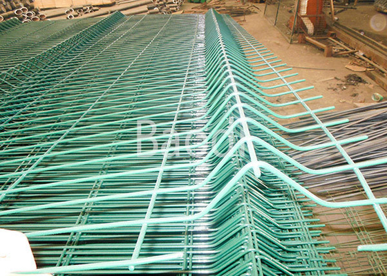 Le PVC d'édifice public a enduit la clôture de fil, panneaux en acier soudés de barrière de maille avec la forme de W