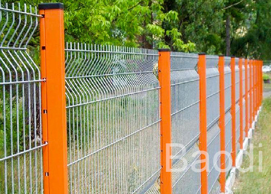 Panneaux soudés par barrière en plastique blanche de grillage de couleur comme barrière d'édifice public