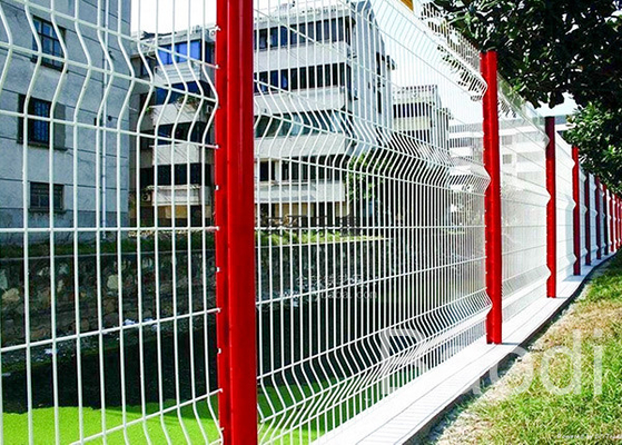 Panneaux soudés par barrière en plastique blanche de grillage de couleur comme barrière d'édifice public