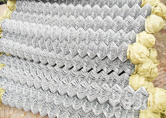 Le petit pain a galvanisé le tissu de maillon de chaîne/la barrière cyclone en métal avec le courrier galvanisé en métal
