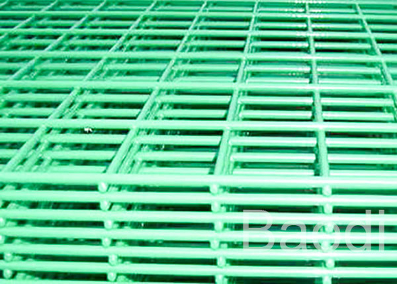 Maillage de soudure de fil de fer de carbone dans a galvanisé de panneaux/PVC enduit