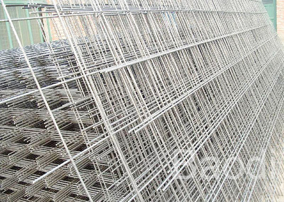 Maillage de soudure de fil de fer de carbone dans a galvanisé de panneaux/PVC enduit