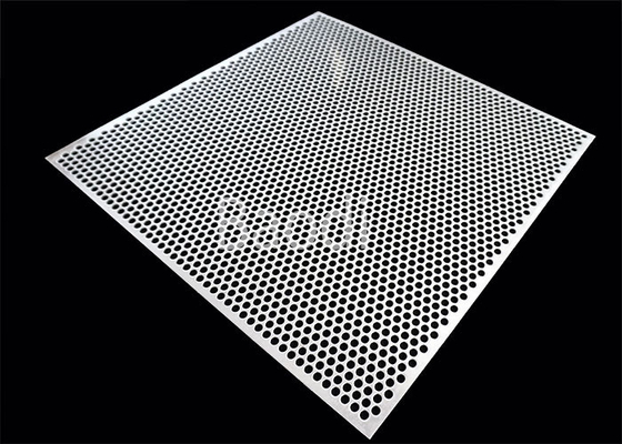 L'acier inoxydable 316L a perforé la feuille inoxydable avec bouleversé autour des trous