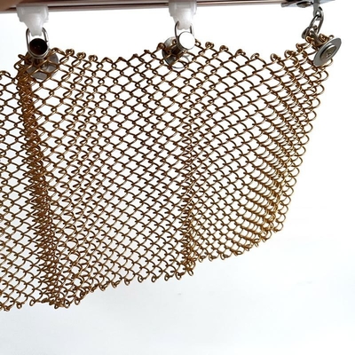 Service de coupe de treillis métalliques en aluminium pour une couleur dorée durable et élégante dans les espaces commerciaux