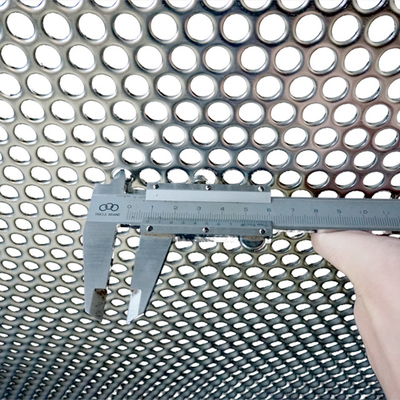 Épaisseur personnalisable Panneau d'acier perforé fort Options pour une finition lisse Barrières métalliques de sécurité