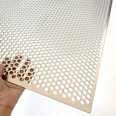 Épaisseur personnalisable Panneau d'acier perforé fort Options pour une finition lisse Barrières métalliques de sécurité