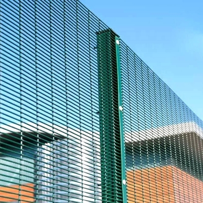 Panneaux de clôture en treillis métallique galvanisés 358 anti-coupe Solution durable et à l'épreuve des manipulations pour les sites industriels commerciaux