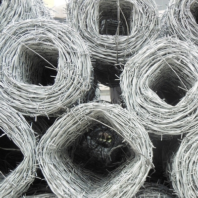 Fil barbelé galvanisé de sécurité pour l'agriculture et l'industrie de 1,6 mm de diamètre de fil barbelé point 4 de longue durée