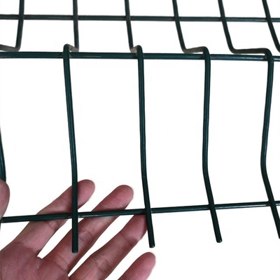 Barrière en treillis métallique pour espaces extérieurs