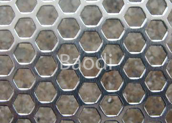 L'écran hexagonal de trou a galvanisé la maille en acier perforée de 1.5m x de 3m
